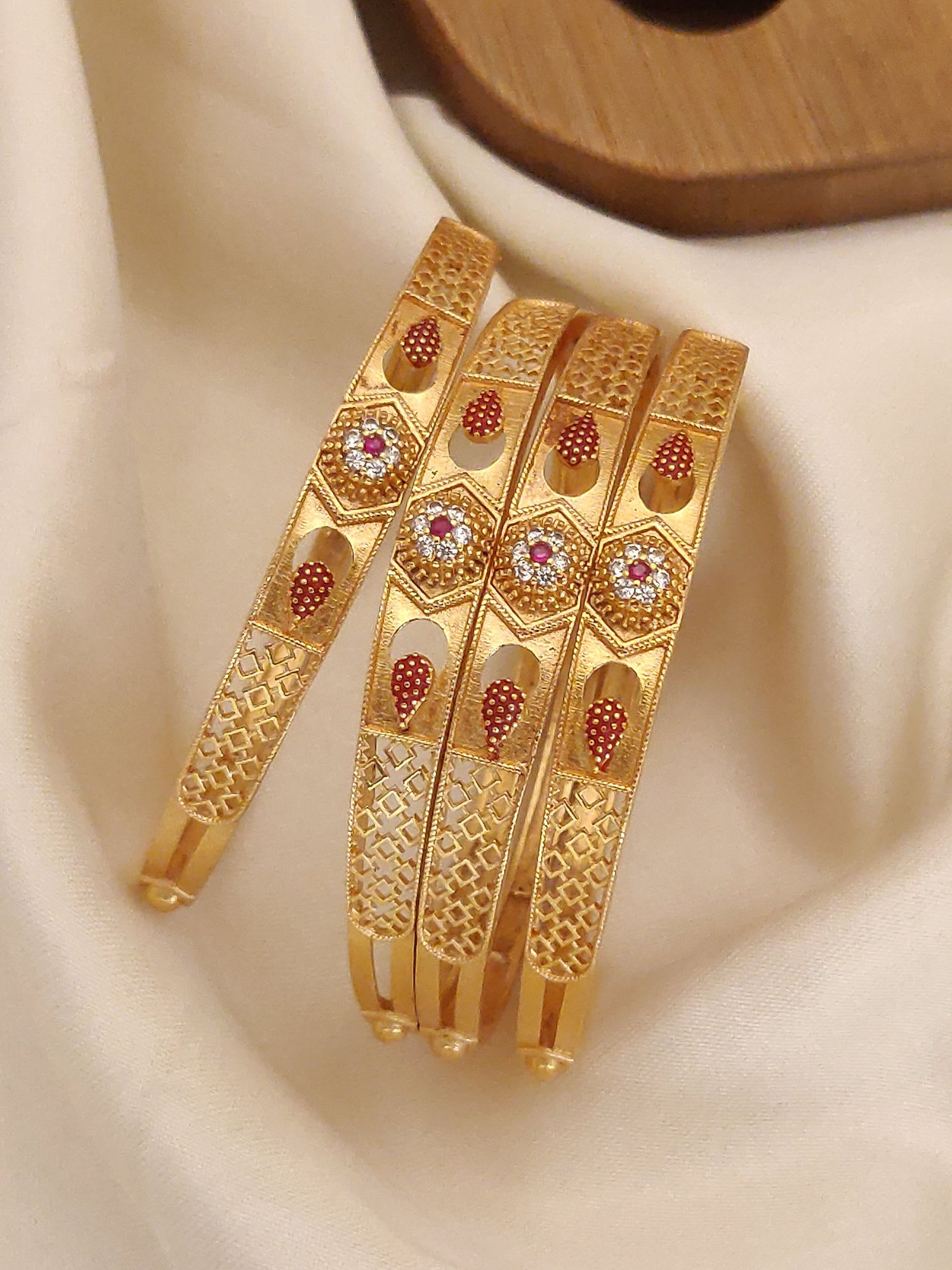 FANCY BANGALS